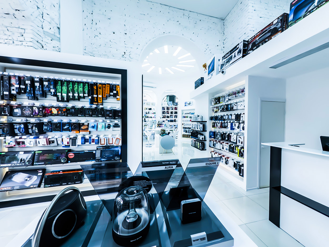 Интерьер магазина аксессуаров для телефонов. Витрины для гаджетов. Бутик мобильных аксессуаров. Гаджеты витрина для магазина. Интерьер магазина аксессуаров для мобильных.