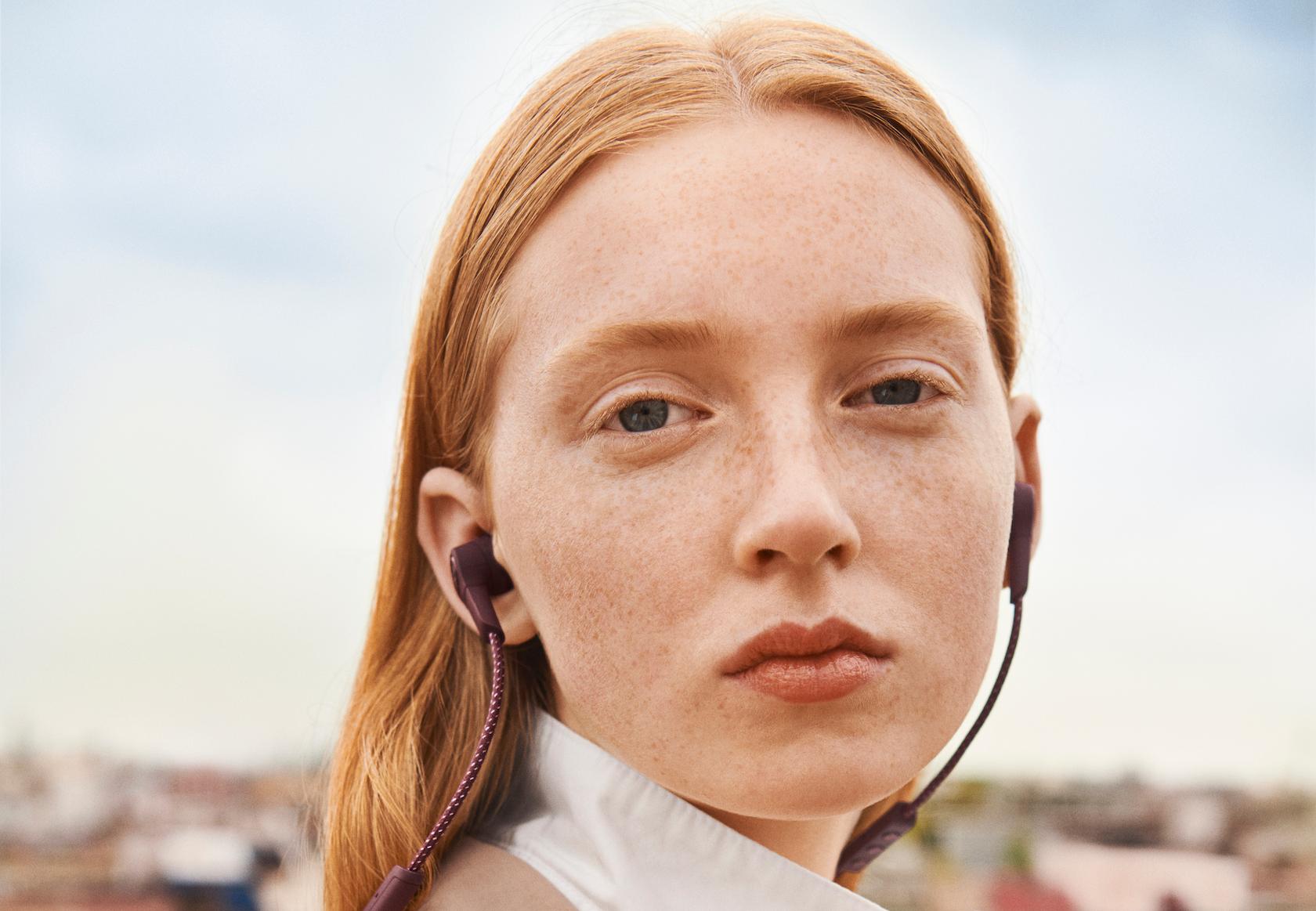 Беспроводные наушники Bang & Olufsen BeoPlay E6 (Dark Plum) купить в интернет-магазине icover