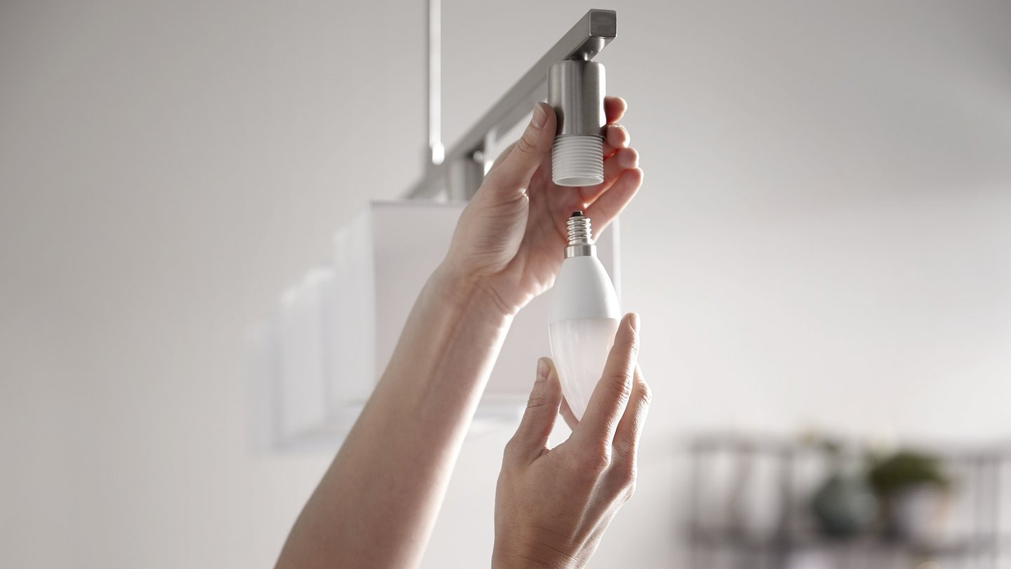 Умная светодиодная лампа Philips Hue White Ambiance E14 (White) купить в интернет-магазине icover