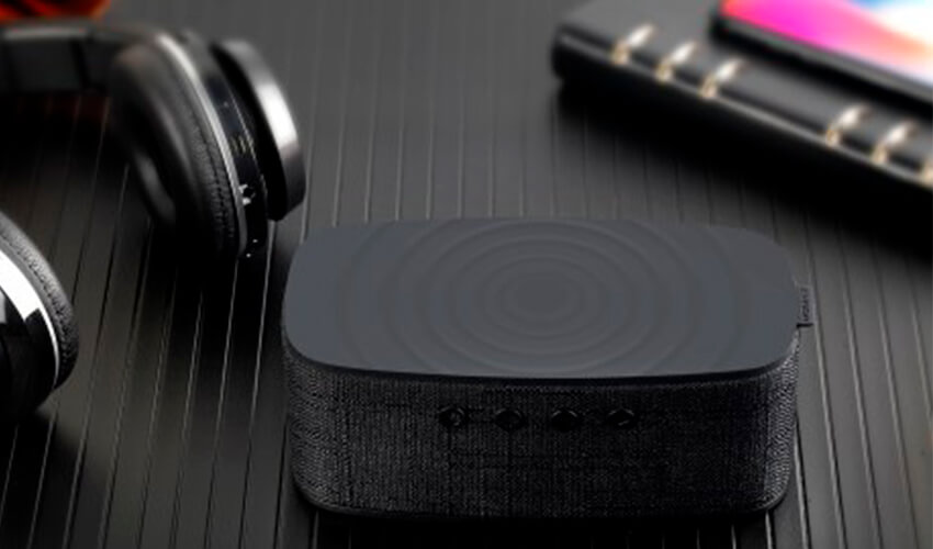 Портативная акустика Momax Q.Zonic Speaker с беспроводной зарядкой (Black) купить в интернет-магазине icover