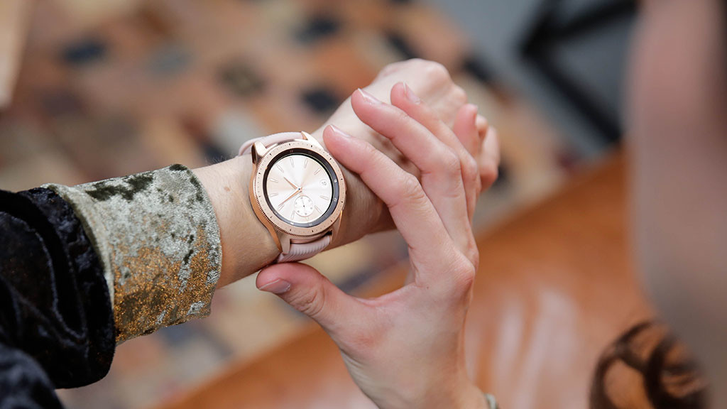 Умные часы Samsung Galaxy Watch 42mm (Rose Gold) купить в интернет-магазине icover