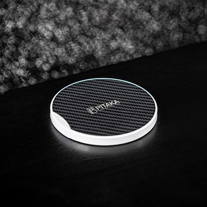 Дополнительная зарядная подставка Pitaka MagPad (Black/White) купить в интернет-магазине icover