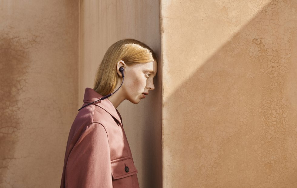 Беспроводные наушники Bang & Olufsen BeoPlay E6 (Dark Plum) купить в интернет-магазине icover