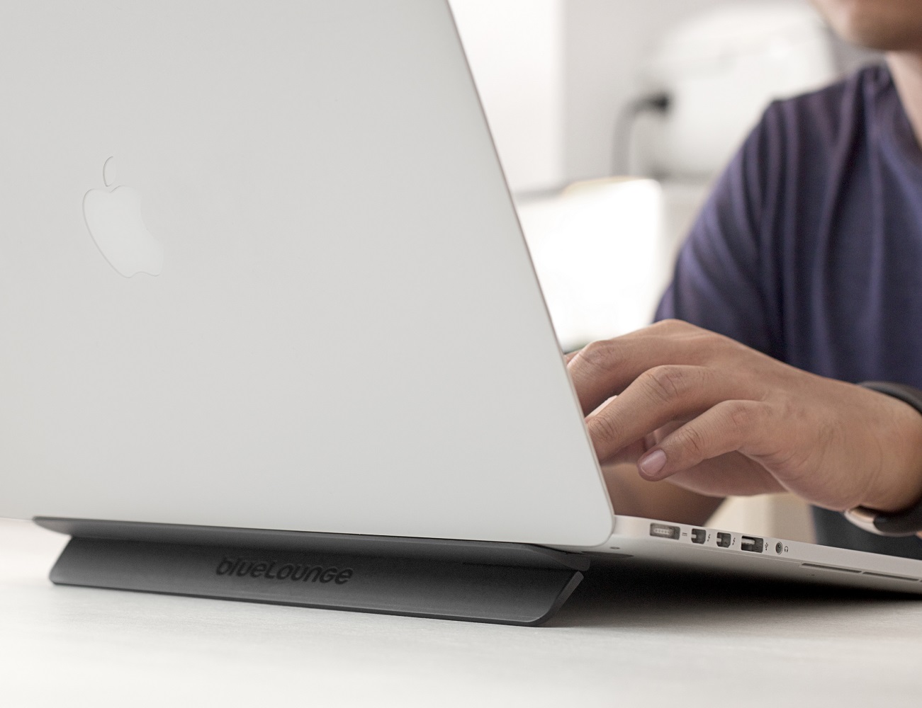 Подставка Bluelounge Kickflip (BLUKF-15-BL) для MacBook Pro 15 (Black) купить в интернет-магазине icover