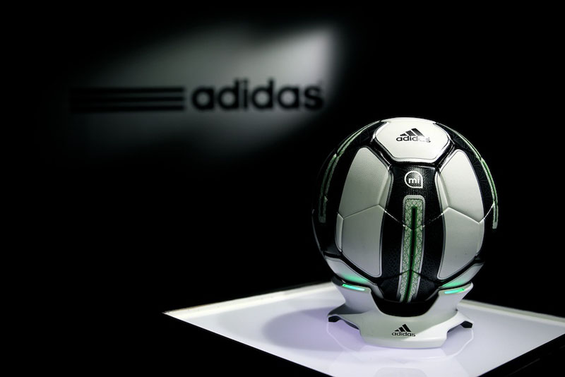 Полноразмерный умный футбольный мяч Adidas miCoach Smart Ball (Black/White) купить в интернет-магазине icover