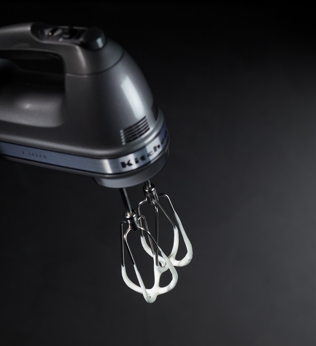 Миксер ручной KitchenAid 9-Speed Hand Mixer 5KHM9212ECU (Contour Silver) купить в интернет-магазине icover