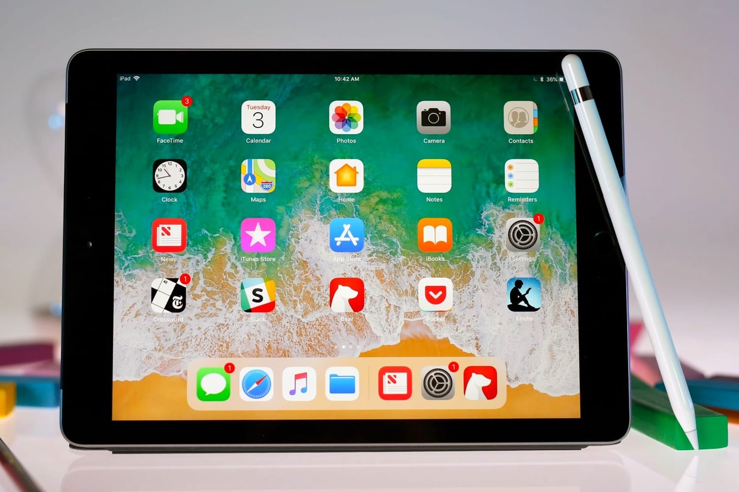 Алиса с планшетом фото Купить планшет Apple iPad 2018 9.7'' 32Gb Wi-Fi MR7F2RU/A (Space Grey) 968557 в 