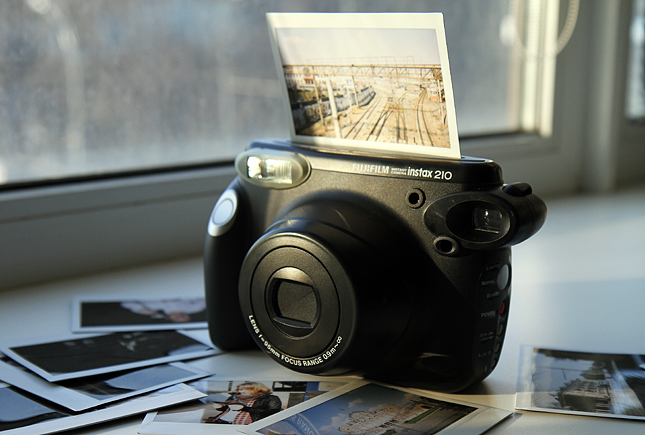 Fujifilm Instax 210 - фотоаппарат мгновенной печати (Black) купить в интернет-магазине icover