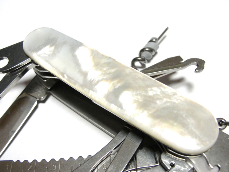 Victorinox Swisschamp 1.6791.68 - офицерский нож с перламутровой рукоятью (Natural Nacre) купить в интернет-магазине icover