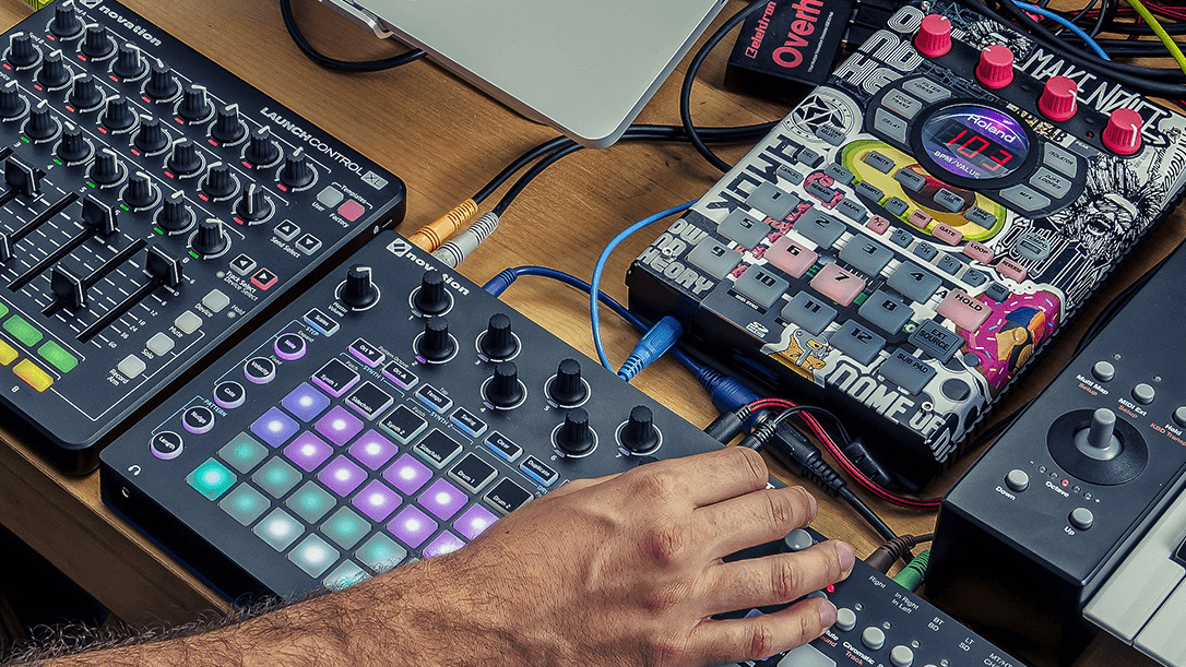 MIDI-контроллер Novation Circuit A061041 (Black) купить в интернет-магазине icover