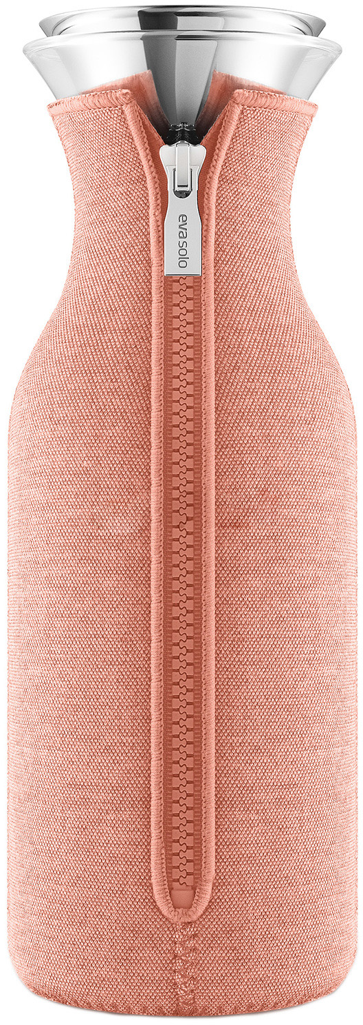 

Графин в неопреновом текстурном чехле Eva Solo Fridge 1L (Peach)