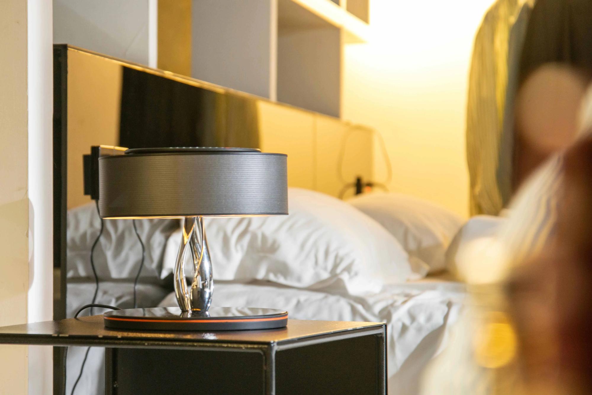 Умный светильник HomeTree Dance of Light (YT-M2202-N1M2) с беспроводной зарядкой и колонкой (Black) купить в интернет-магазине icover