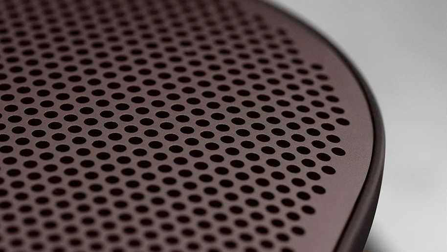 Портативная акустика Bang & Olufsen BeoPlay P2 (Umber) купить в интернет-магазине icover