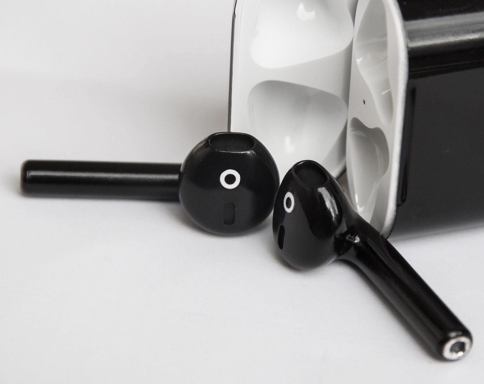 Беспроводные наушники Apple AirPods Color (Gloss Black) купить в интернет-магазине icover