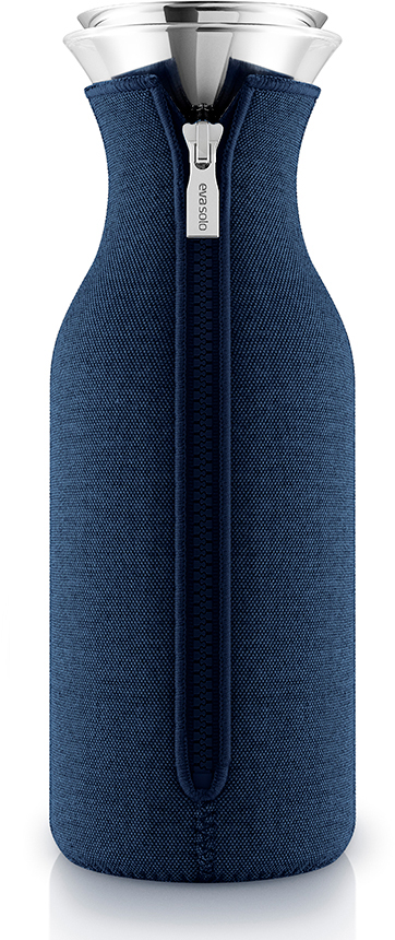 

Графин Eva Solo Fridge в неопреновом текстурном чехле 1 л тёмно-синий