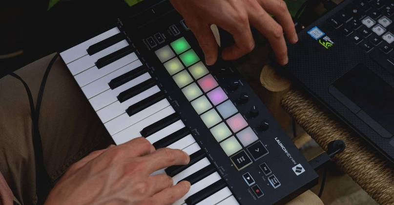 MIDI-клавиатура Novation Launchkey Mini MK3 (Black) купить в интернет-магазине icover