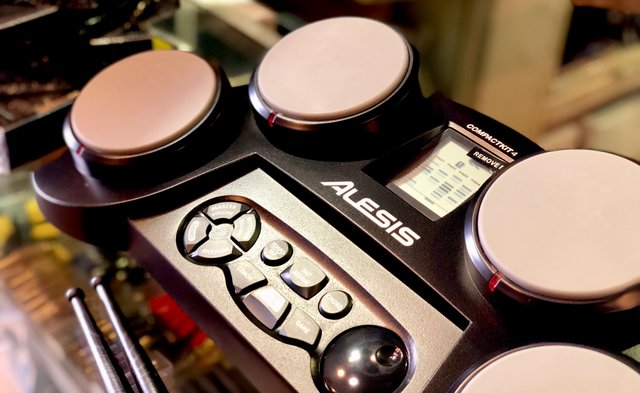 Электронная ударная установка Alesis Compactkit 4 (Black) купить в интернет-магазине icover
