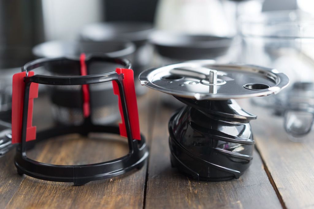 Настольная шнековая соковыжималка KitchenAid Juicer 5KVJ0111EAC (Almond Cream) купить в интернет-магазине icover