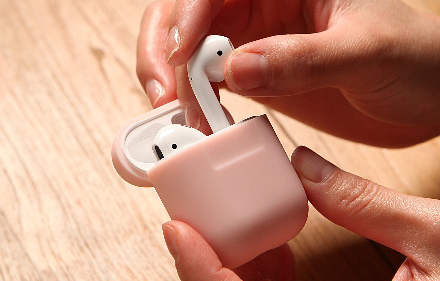 Airpods беру. Кейс айрподс 2. Эпл аирподсы 1. Чехол аирподс 2 Аппле. Наушники аирподс 2.