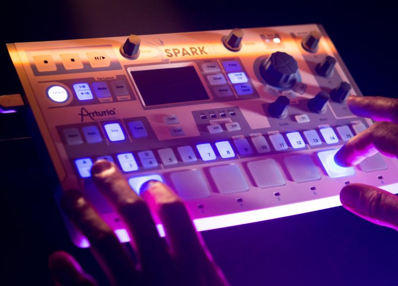 Драм-машина Arturia Spark LE (White) купить в интернет-магазине icover