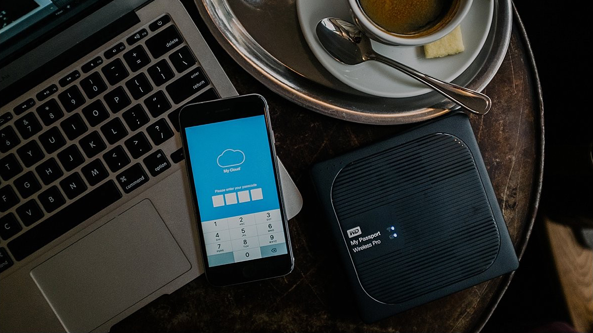 Внешний накопитель Western Digital My Passport Wireless Pro 2.5" USB 3.0 3Tb WDBSMT0030BBK-RESN (Black) купить в интернет-магазине icover