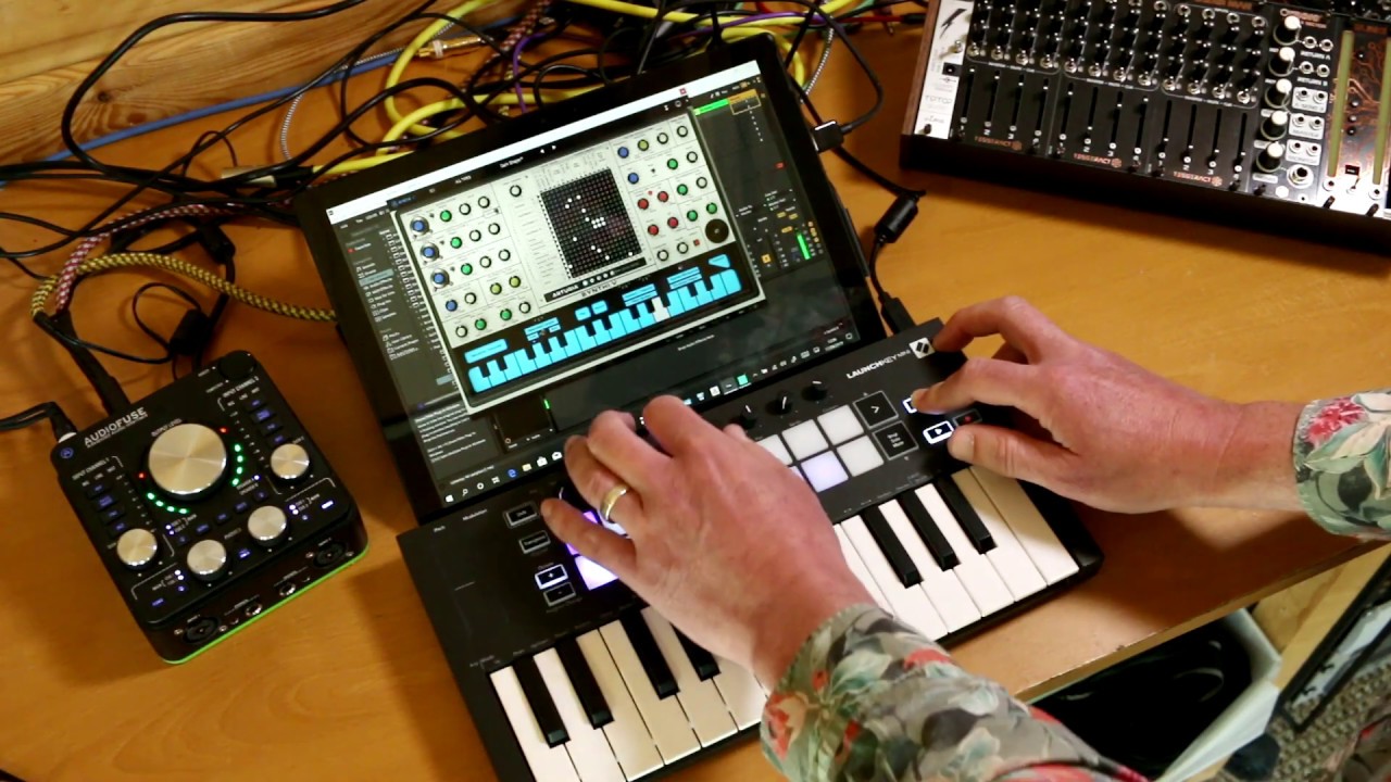 MIDI-клавиатура Novation Launchkey Mini MK3 (Black) купить в интернет-магазине icover
