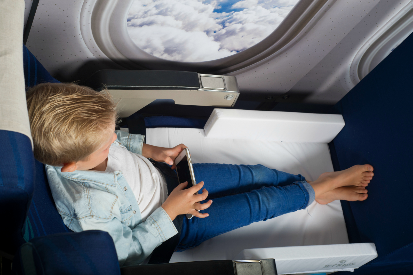 Что можно ребенку в самолет. JETKIDS BEDBOX. Чемодан — кровать BEDBOX!. Чемодан Стокке детский для самолета. Кровать в самолете для ребенка.