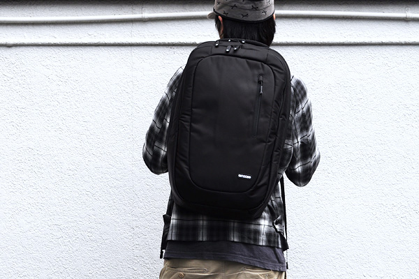 Incase Nylon Tech Pack (CL55301) - рюкзак для MacBook 17'' (Black) купить в интернет-магазине icover