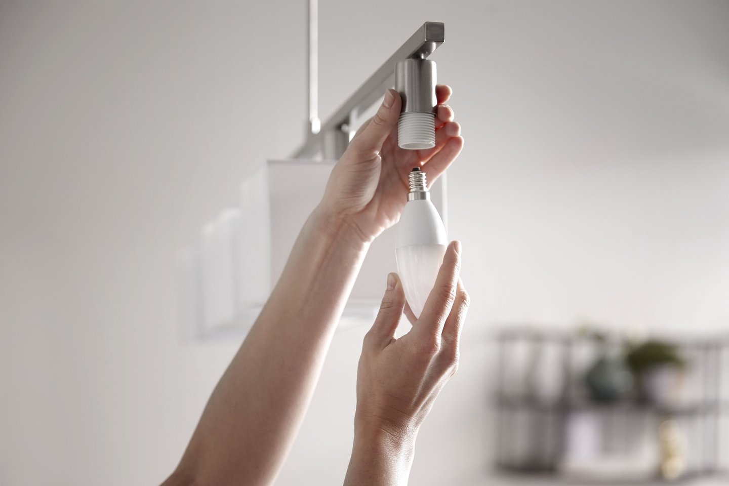 Умная светодиодная лампа Philips Hue White and Color Ambiance E14 (2 штуки) купить в интернет-магазине icover