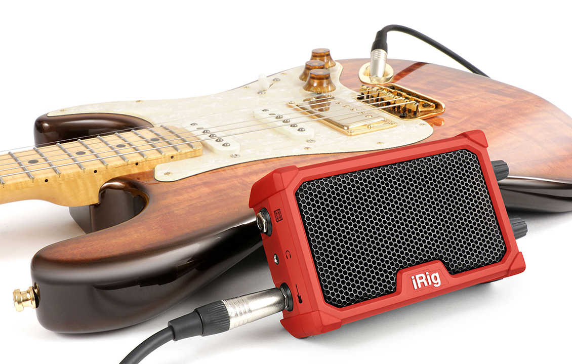 Звучание электрогитары. Ik Multimedia IRIG Nano amp. Усилитель на гитару электро. Гитарный усилитель. Переносной усилитель для гитары.