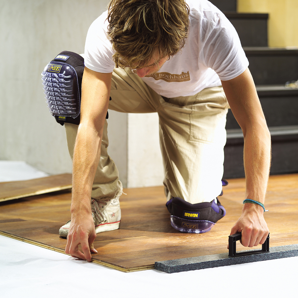 упражнения с валиком для спины. подложить под колени. положение лягушки при переломе таза. поза лягушки у пострадавшего. наколенники эластичные swivel-flex 10503832 irwin.