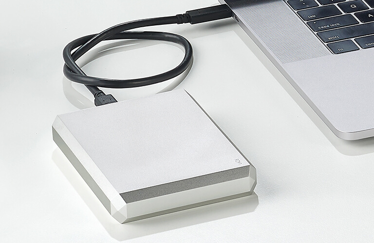 Внешний жесткий диск LaCie Mobile Drive (STHG5000400) 5Tb USB 3.1 Type C (Moon Silver) купить в интернет-магазине icover
