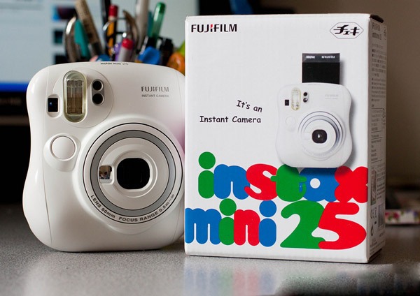 Купить fujifilm instax mini 25 - фотоаппарат мгновенной печати (white) в Москве. В нашем каталоге интернет-магазина icover.ru вы можете ознакомиться с ценами, подробным описанием, фотографиями и техническими характеристиками. Низкие цены. Высокое качество. Доставка по России. Заказать товары по телефону +7(495)229-39-50 Fujifilm Instax Mini 25 - фотоаппарат мгновенной печати (White) купить в интернет-магазине icover
