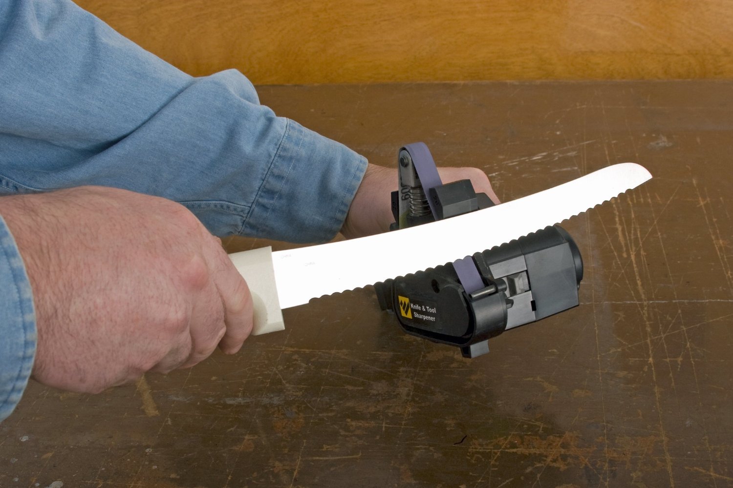 Точилка для ножей issa 2539603 250мм. Как точить нож с зубчиками. Заточка зубчатых ножей. Нож с серрейторным лезвием. Широкое зубчатое лезвие.