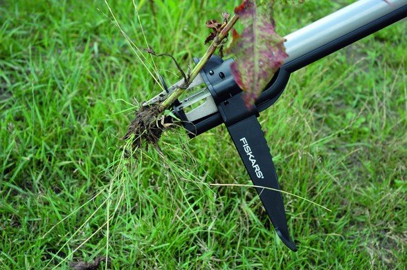 Fiskars W82 (139920) - телескопические грабли для удаления сорняков, 100-119 см купить в интернет-магазине icover