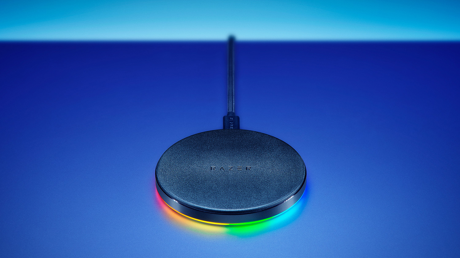 Беспроводная зарядка Razer Chroma Charging Pad 10W (RC21-01600100-R371) купить в интернет-магазине icover