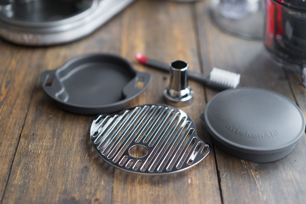 Настольная шнековая соковыжималка KitchenAid Juicer 5KVJ0111EAC (Almond Cream) купить в интернет-магазине icover