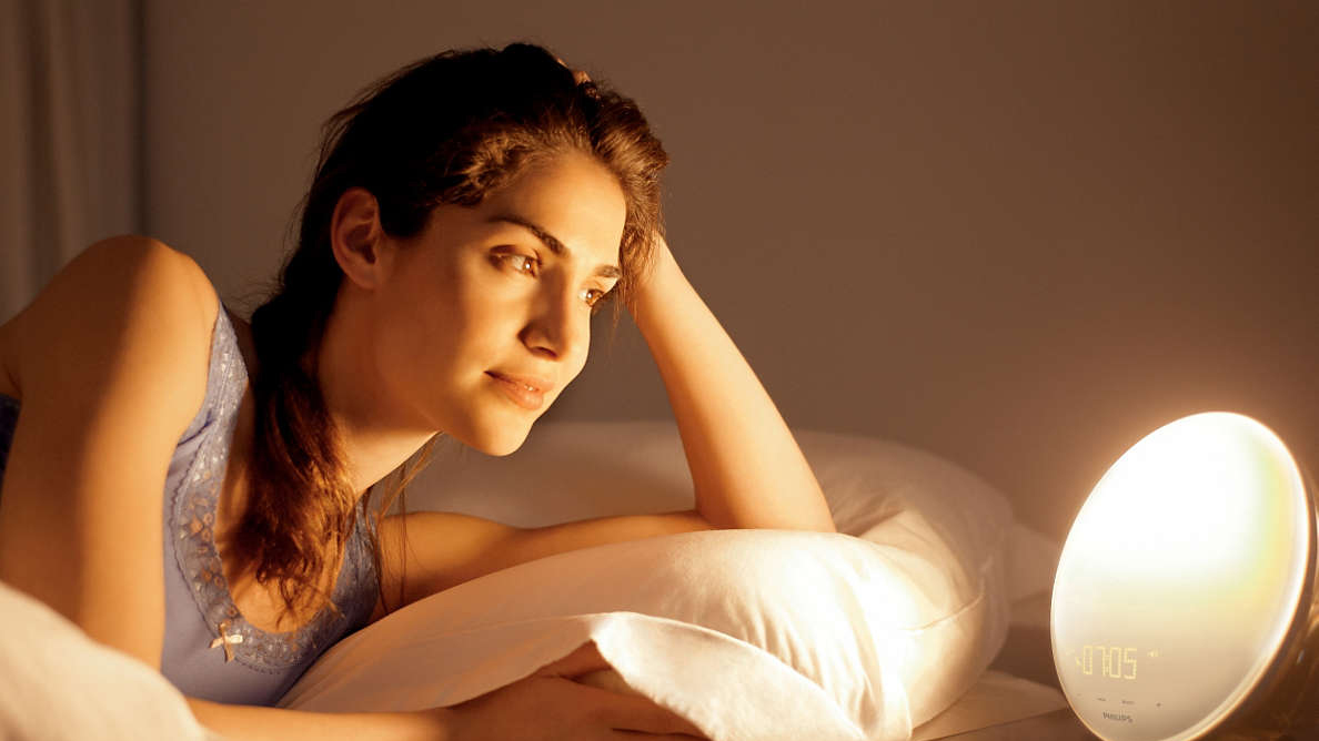 освещенная ярким дневным светом. светильник имитирующий солнечный свет. итальянские лампы имитирующие солнечный свет. естественное освещение. светильники в интерьере спальни.