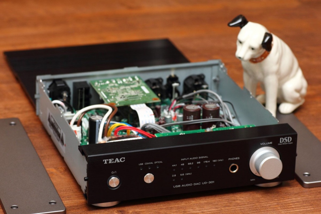 Купить цап с усилителем для наушников teac ud-301 (black) в Москве. В нашем каталоге интернет-магазина icover.ru вы можете ознакомиться с ценами, подробным описанием, фотографиями и техническими характеристиками. Низкие цены. Высокое качество. Доставка по России. Заказать товары по телефону +7(495)229-39-50 ЦАП с усилителем для наушников Teac UD-301 (Black) купить в интернет-магазине icover