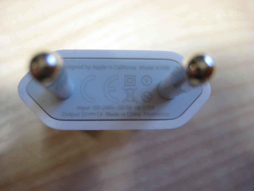 Блок зарядки айфон. Адаптер эпл 20 ватт. Блок айфон оригинал. Оригинальный зарядник айфон надписи. Оригинальный блок эпл.