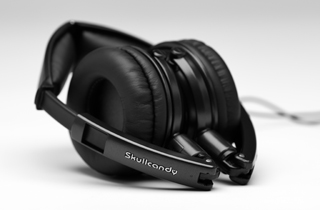 Купить skullcandy lowrider (s5lwcz-032) - накладные наушники (black) в Москве. В нашем каталоге интернет-магазина icover.ru вы можете ознакомиться с ценами, подробным описанием, фотографиями и техническими характеристиками. Низкие цены. Высокое качество. Доставка по России. Заказать товары по телефону +7(495)229-39-50 Skullcandy Lowrider (S5LWCZ-032) - накладные наушники (Black) купить в интернет-магазине icover