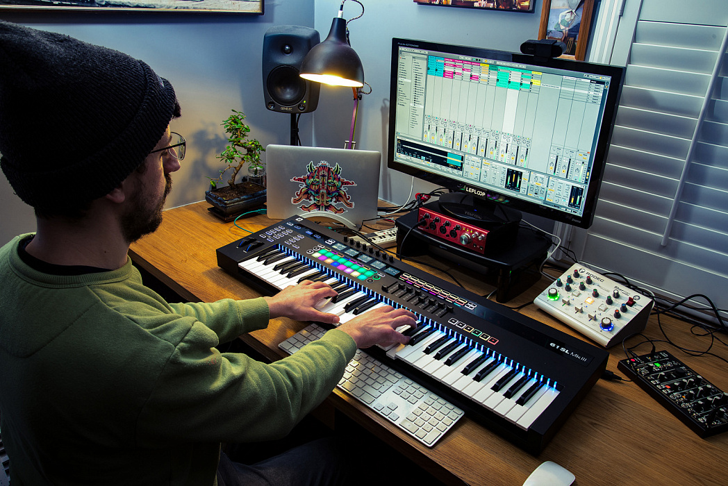Midi клавиатура Novation 61 SL MK III A084619 (Black) купить в интернет-магазине icover