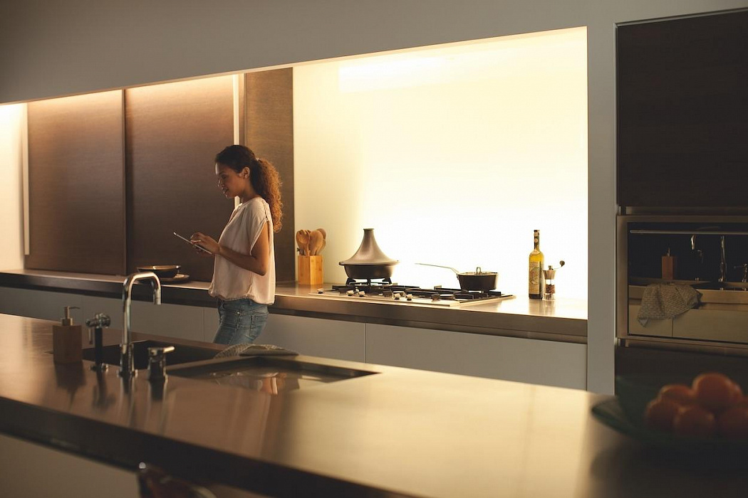 Светодиодная лента и базовый блок Philips Hue Plus 929002269110 (White) купить в интернет-магазине icover