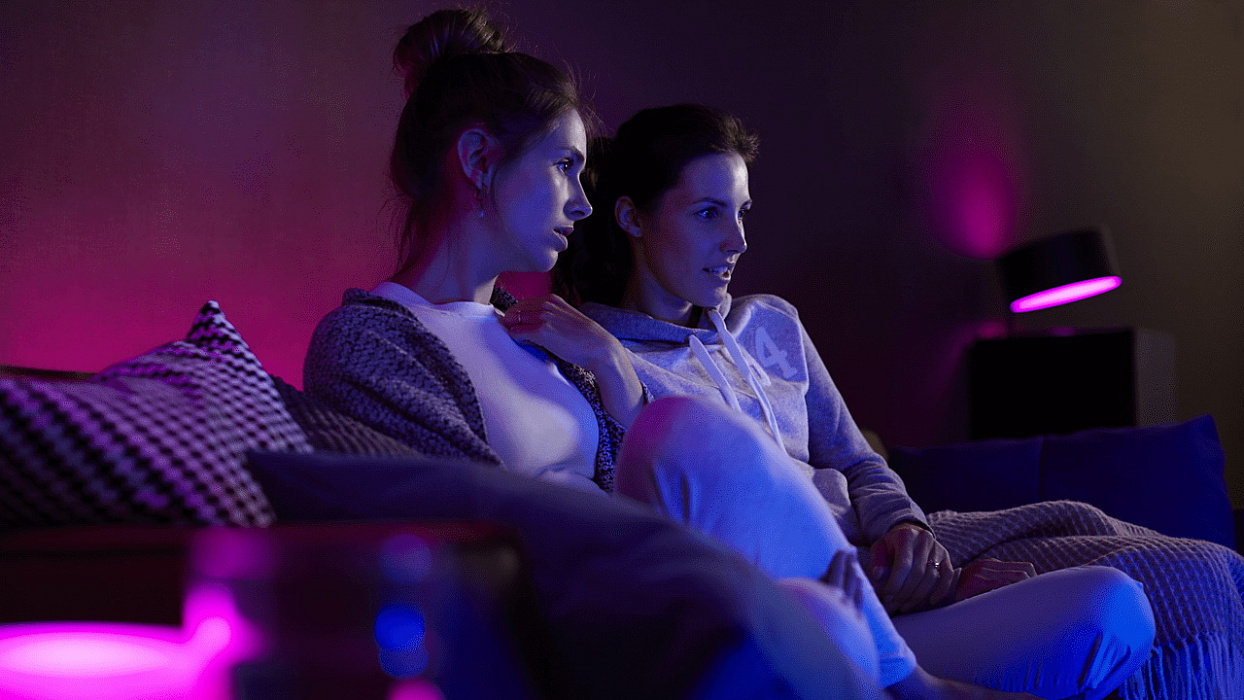 Умная светодиодная лампа Philips Hue White and Color Ambiance GU10 (929000261705) купить в интернет-магазине icover