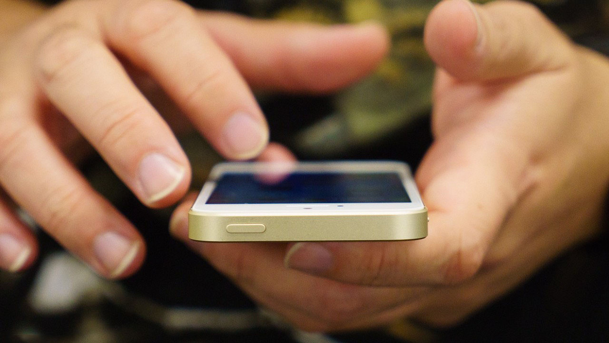 Смартфон Apple iPhone SE 32 Gb 4 (Gold) купить в интернет-магазине icover