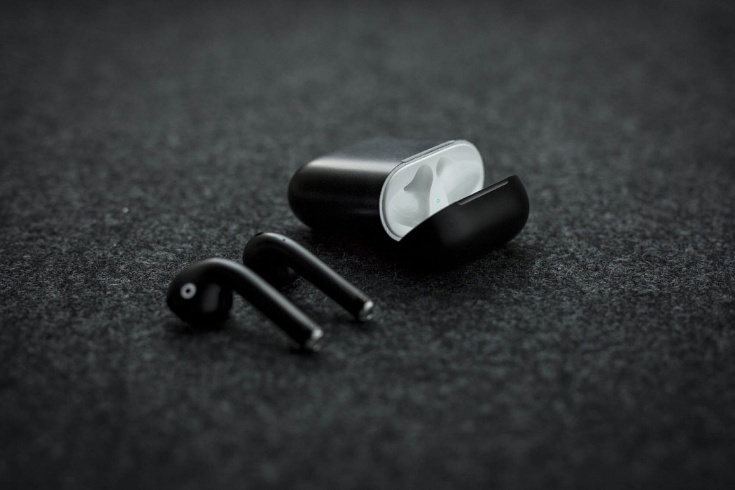 Беспроводные наушники Apple AirPods Color (Gloss Black) купить в интернет-магазине icover