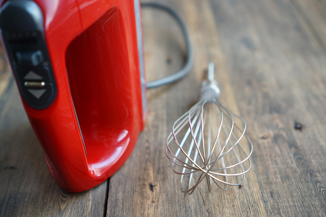 Миксер ручной KitchenAid 9-Speed Hand Mixer 5KHM9212EER (Empire Red) купить в интернет-магазине icover