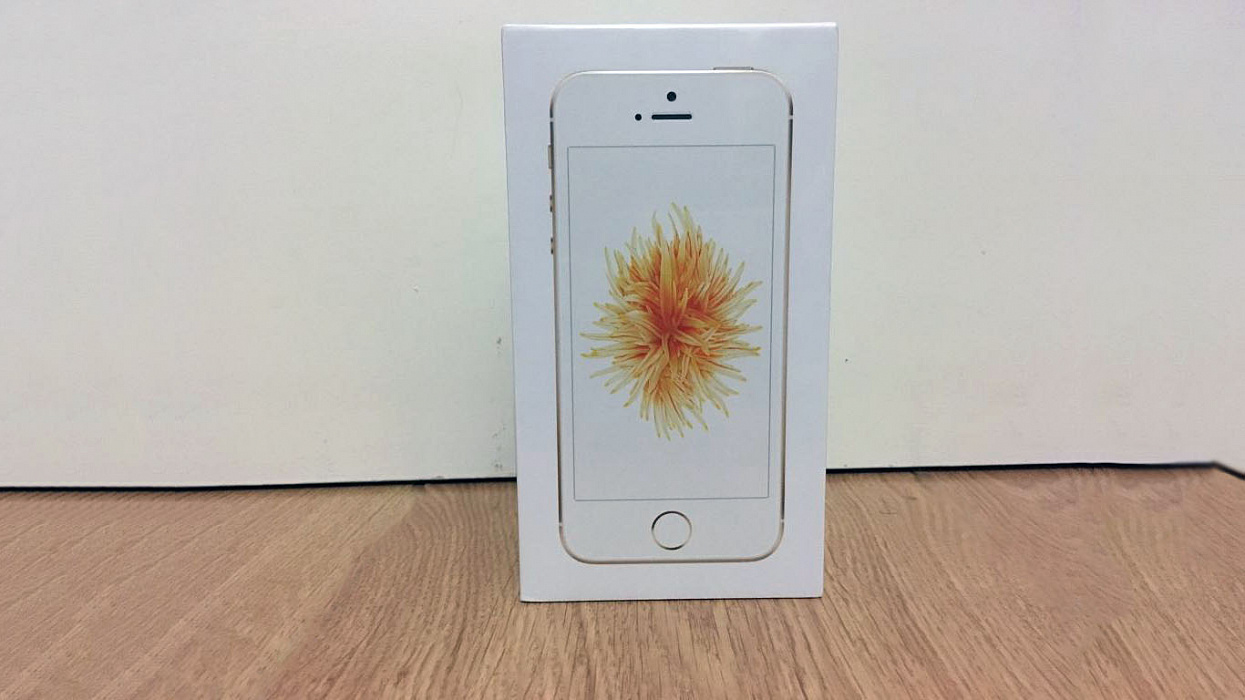 Смартфон Apple iPhone SE 128 Gb 4 (Gold) купить в интернет-магазине icover