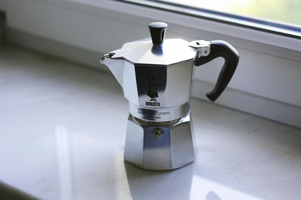 Гейзерная кофеварка Bialetti Moka Express (1162) купить в интернет-магазине icover