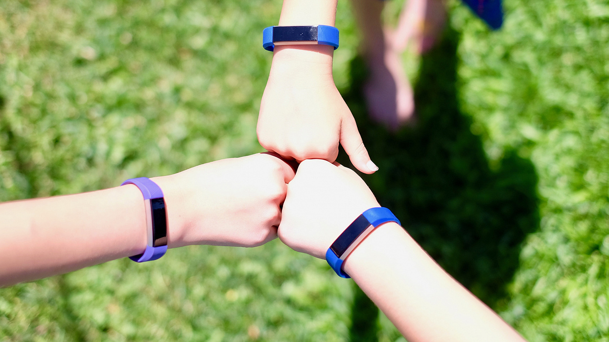 Детский фитнес-браслет Fitbit Ace (Blue) купить в интернет-магазине icover